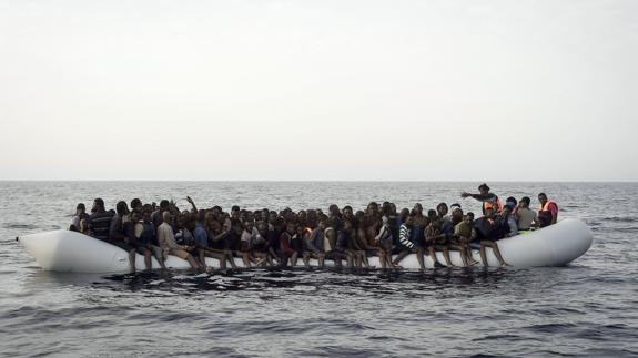 Rescate de inmigrantes, en su mayoría procedentes de Eritrea, por miembros de la ONG Proactiva Open Arms en el Mediterráneo.