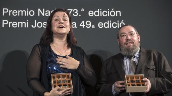 Care Santos, Premio Nadal, junto a Xavier Therós, ganador del Premio Josep Pla.