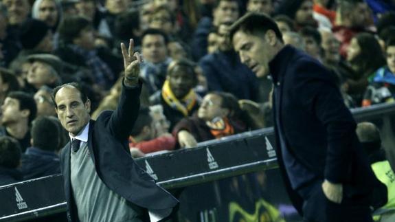 Voro, técnico del Valencia, hace el gesto de la victoria al lado del céltico Berizzo.