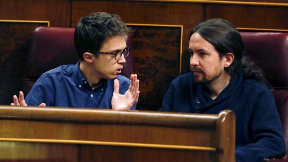 Íñigo Errejón y Pablo Iglesias, en el Congreso.