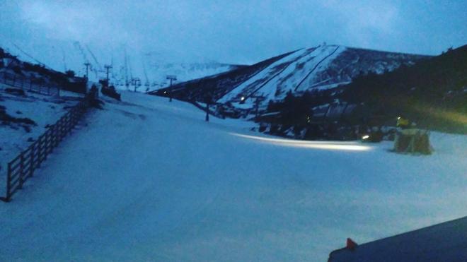 En las pistas de Valdesquí, la nieve sigue sobreviviendo a pesar de la falta de precipitaciones