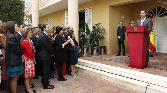 El rey Felipe VI pronuncia unas palabras durante el encuentro que ha mantenido con la colectividad española. 