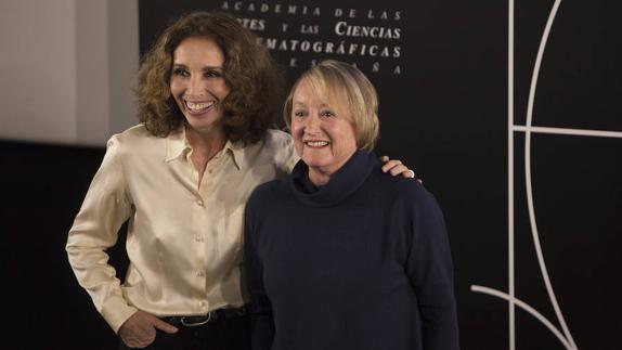 Ana Belén y la presidenta de la Academia de Cine, Yvonne Blake.