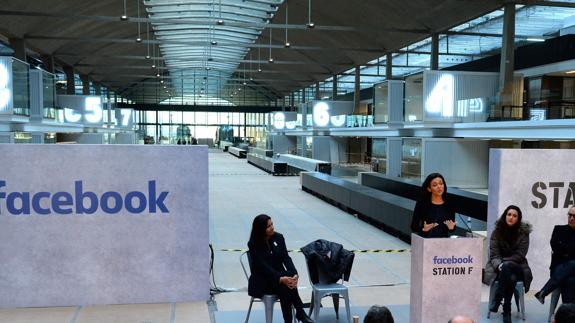 Sheryl Sandberg, directora operativa de Facebook, presenta el campus.
