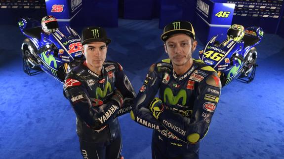 Maverick Viñales y Valentino Rossi, con la nueva Yamaha. 