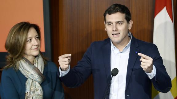 Albert Rivera, junto a la líder municipal de C's en Barcelona, Carina Mejías.