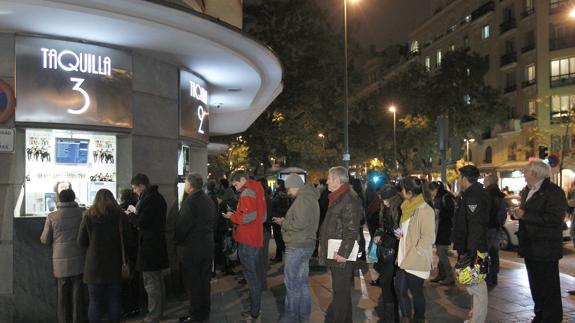 Varias personas hacen cola esta tarde en las taquillas de una conocida sala de cine de Madrid.