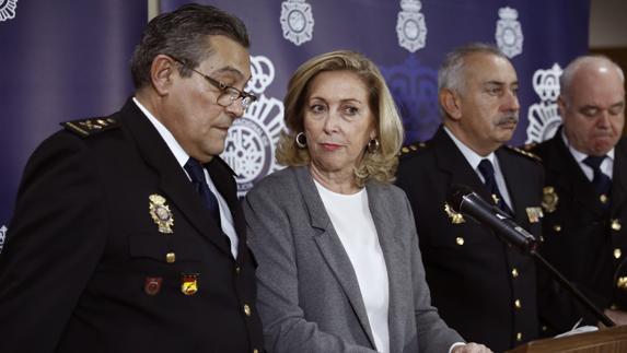 La delegada del Gobierno en la Comunidad de Madrid, Concepción Dancausa, junto al jefe superior de Policía de Madrid, Alfonso Fernández Díez (i).