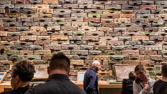 Apilación de maletas en una exposición del museo. 