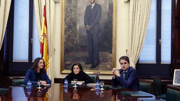 Inés Arrimadas, Soraya Sáenz de Santamaría y Roberto Bermúdez, durante su reunión.