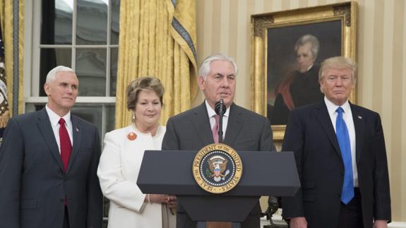 Rex Tillerson (2d) jura su cargo como secretario de Estado.