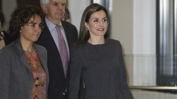 La Reina Letizia, con un traje gris.