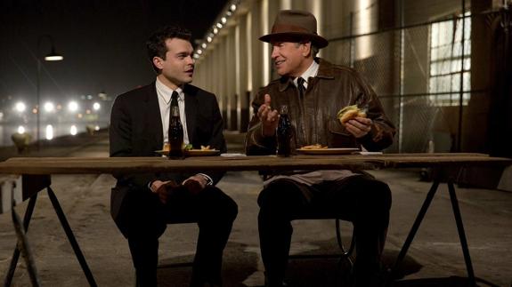 Alden Ehrenreich y Warren Beatty, en 'La excepción de la regla'.