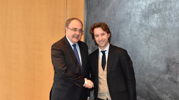 Tobías Martínez, Consejero Delegado de Cellnex y Jean-Sébastien Decaux, Director Ejecutivo de JCDecaux, tras firmar el acuerdo.