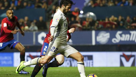 Isco dispara para marcar el 1-2. 