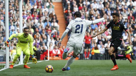 Morata remata ante Diego López. 