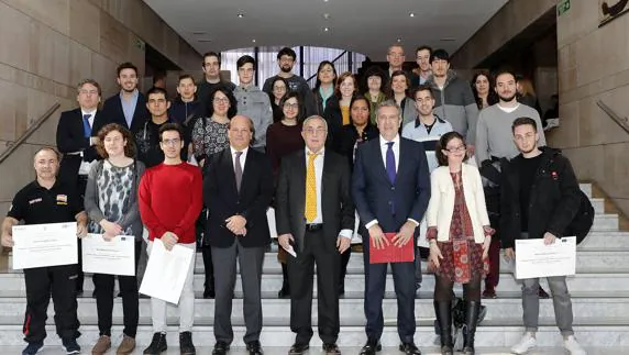 Los alumnos posan con sus diplomas junto al presidente del COE y el director general de la Fundación Incyde. 