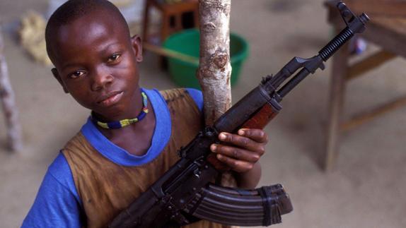 Un niño soldado en Sierra Leona.
