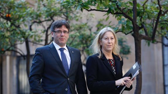 Carles Puigdemont junto a Neus Munté, consellera de Presidencia.