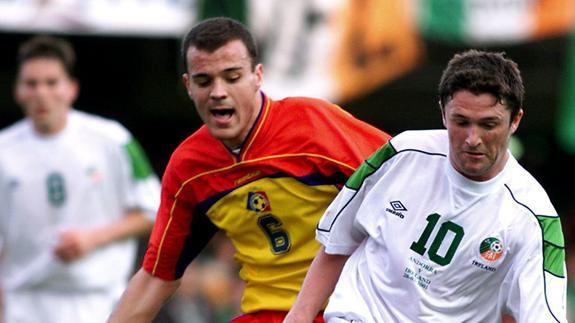 Ildefons Lima (i), de Andorra, durante un partido contra Irlanda. 