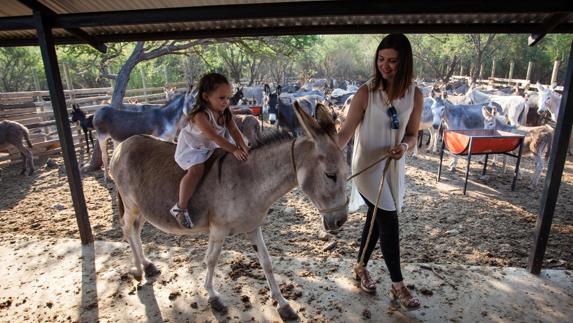 Fiorella, sobre un burro conducido por su madre. 