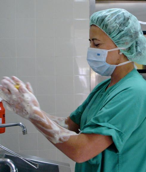 Una médico durante su jornada en el hospital.