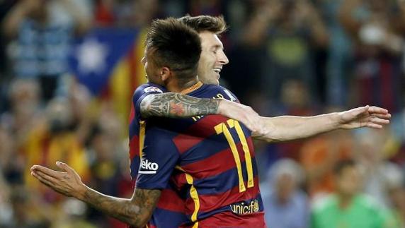Messi y Neymar celebran un gol. 