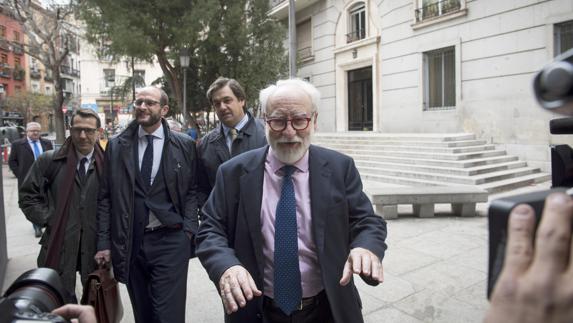 Miembros de la patronal a su llegada a la reunión mantenida con sindicatos de los estibadores. 