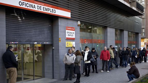 Desempleados en la cola de una oficina del Inem.