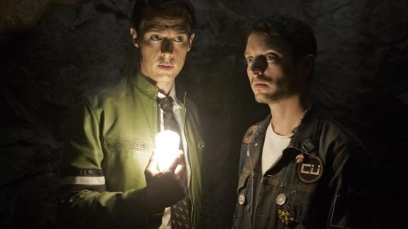 Samuel Barnett y Elijah Wood en 'Dirk Gently'.