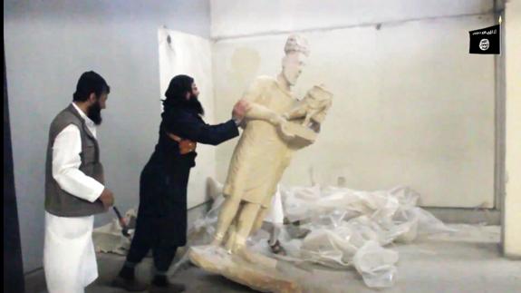 Imagen de febrero de 2015 de miembros del Daesh destruyendo una estatua en el museo arqueológico de Mosul.