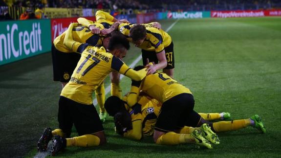 Los jugadores del Dortmund celebran el gol del Pulisic. 