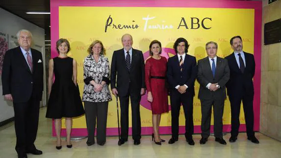 El Rey Juan Carlos, acompañado por más personalidades. 