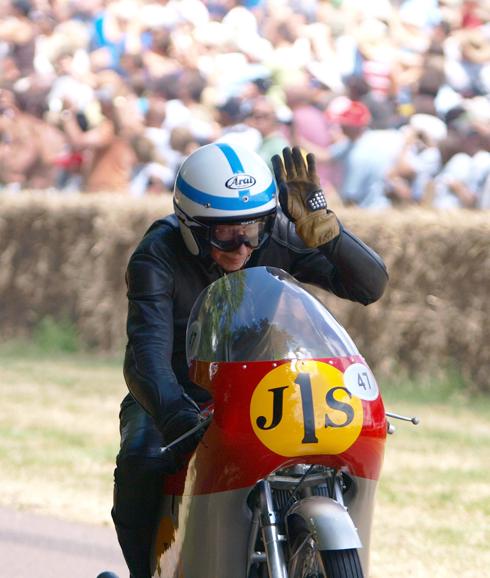 John Surtees, con su moto. 