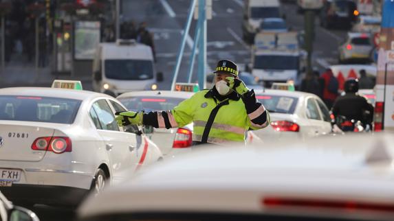 Vehículos circulando por el centro de Madrid.