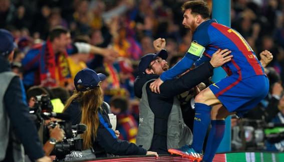 Leo Messi celebra junto al público el gol de Sergi Roberto al PSG. 