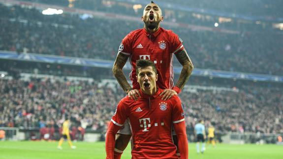 Lewandowski y Vidal celebran un gol al Arsenal. 