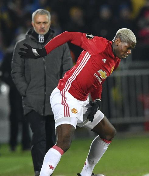 Pogba, con Mourinho en segundo término. 