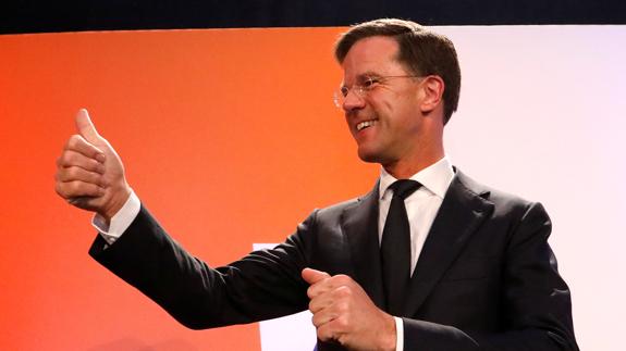 Mark Rutte atiende a los medios de comunicación tras depositar su voto.
