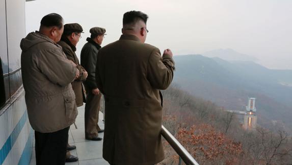 Kim Jong-un durante la prueba del nuevo motor de cohete de alto rendimiento. 