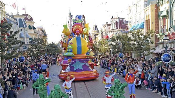 Una de las carrozas que componen la nueva cabalgata de Disneyland París por su 25 aniversario. R. C.