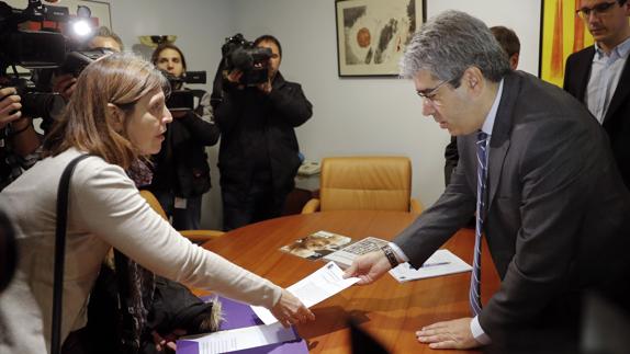 Una secretaria judicial entrega la sentencia a Homs.