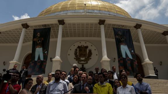 El presidente de la Asamblea Nacional de Venezuela, el opositor Julio Borges (c), durante una rueda de prensa.