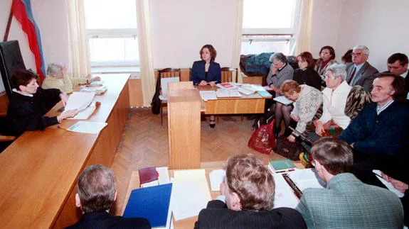 Imagen de 1999 de un un juicio a testigos de Jehova en Moscú, acusados entre otros cargos de destruir familias.