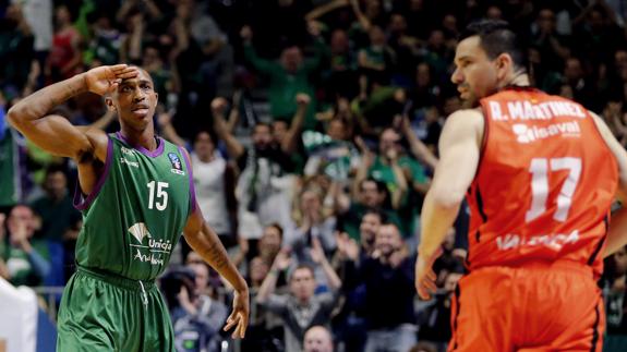 Jamar Smith (i) celebra un triple ante el escolta del Valencia Rafa Martínez.