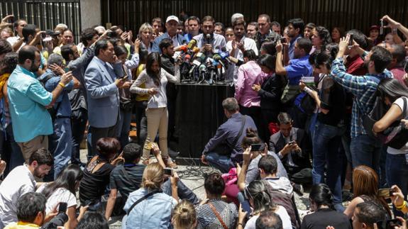 Los opositores venezolanos ofrecen una rueda de prensa.