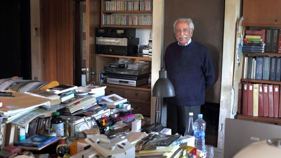 El filósofo Salvador Pániker, en su casa de Pedralbes (Barcelona).