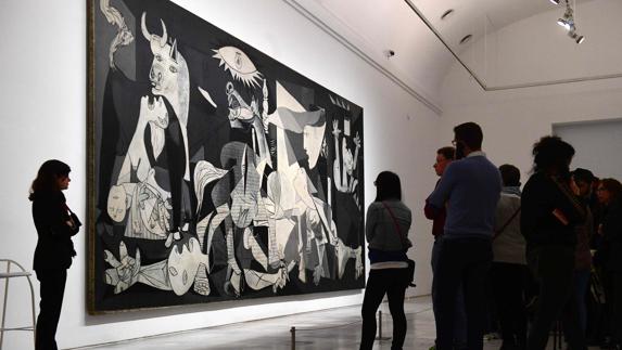 Un grupo de visitantes contempla el Guernica en el Reina Sofía.