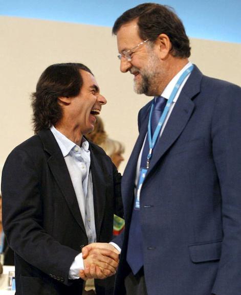 Aznar (i) se saluda con Rajoy. 