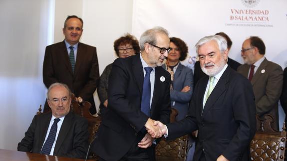 El director de la Real Academia Española, Darío Villanueva (d), en Salamanca.